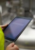Eine Person die eine Begehung mit dem Tablet durchführt